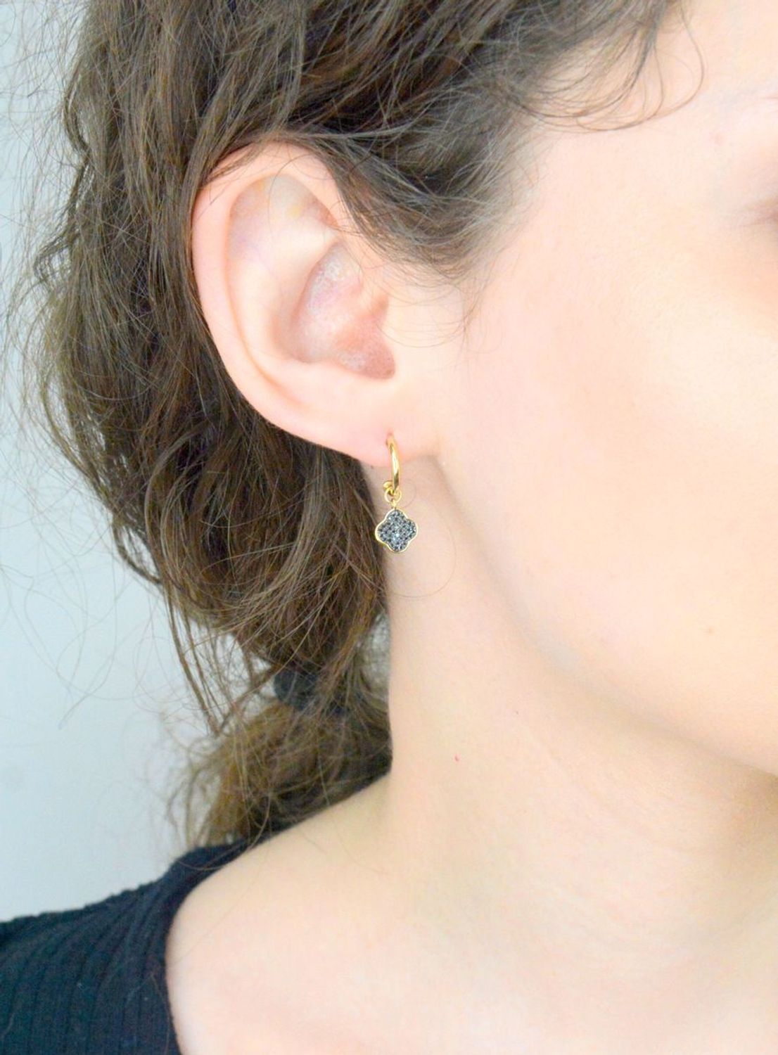 Kolczyki złote damskie wiszące koniczyny z czarnymi diamentami. Kolczyki złote kółka z koniczynką 0,15ct72 black 0067580011. Kolczyki złote koniczyna 1.jpg